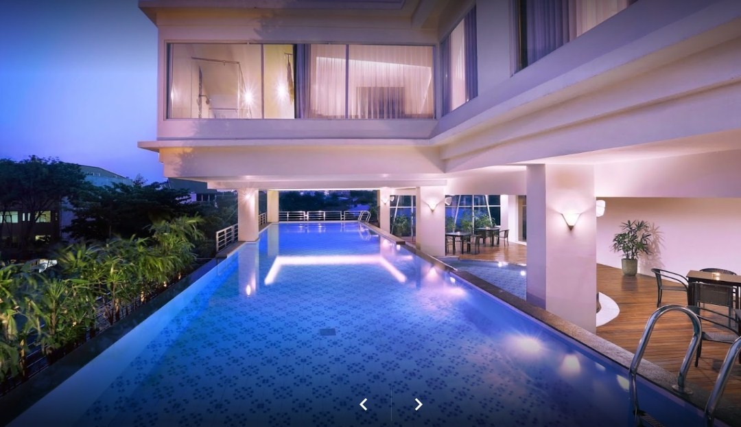 hotel dengan kolam renang cantik di surabaya