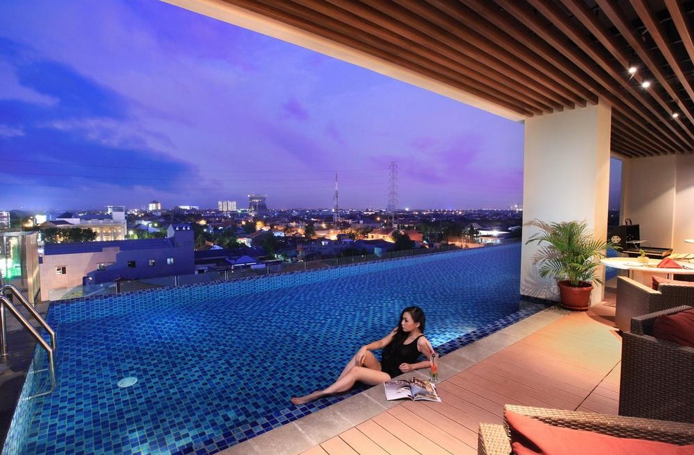 hotel dengan kolam renang rooftop di surabaya