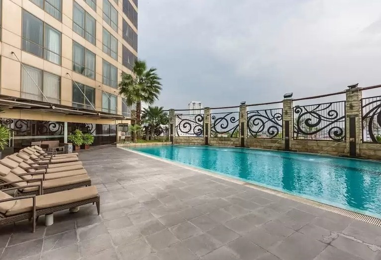 hotel dengan kolam renang rooftop di surabaya