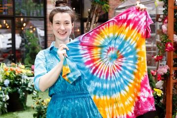 Kaus tie dye atau jumputan merupakan usaha rumahan yang akan memberikan keuntungan besar. Setujukah kamu dengan informasi tersebut? Jelaskan alasannya!