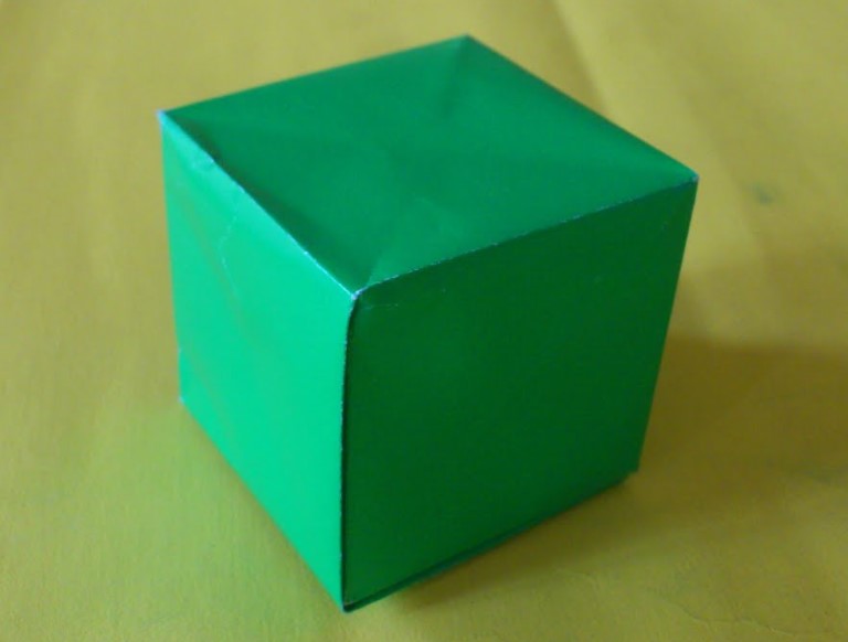 Sebuah kotak berbentuk kubus, panjang sisi kotak adalah 12 cm. Berapa cm persegi luas permukaan kotak tersebut?
