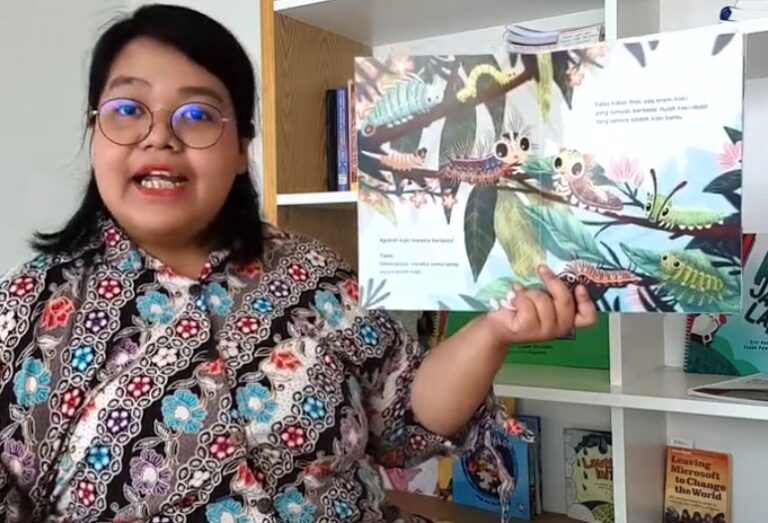 Apa saja perbedaan dan persamaan Ulat Ngengat dan Ulat Kupu-kupu?