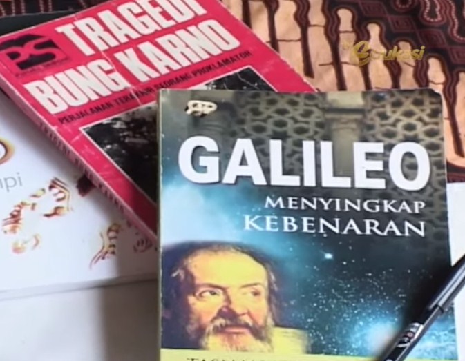 Ceritakan manfaatnya buat kita bila membaca hal yang baik dari sikap tokoh Galileo Galilei kepada keluargamu!